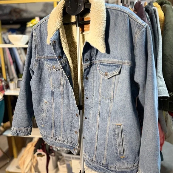 Levi's Light Blue Denim Jacket with Cream Collar - Picture 7 of 15